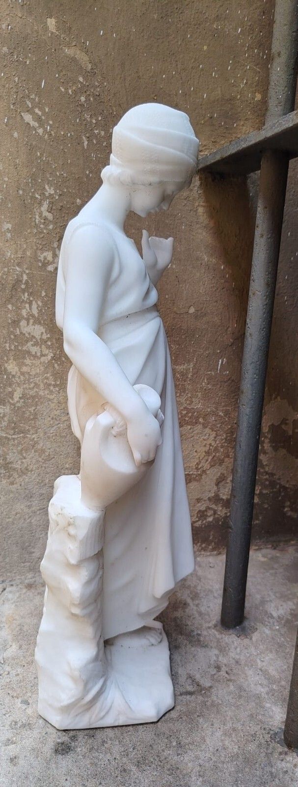 photo furniture Sculpture First Half Of The 20th Century Alabaster Young Water Carrier At The Well