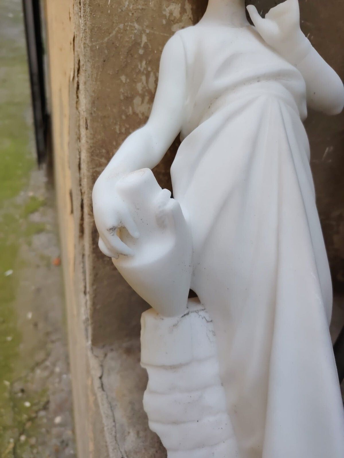 photo for sale Sculpture First Half Of The 20th Century Alabaster Young Water Carrier At The Well