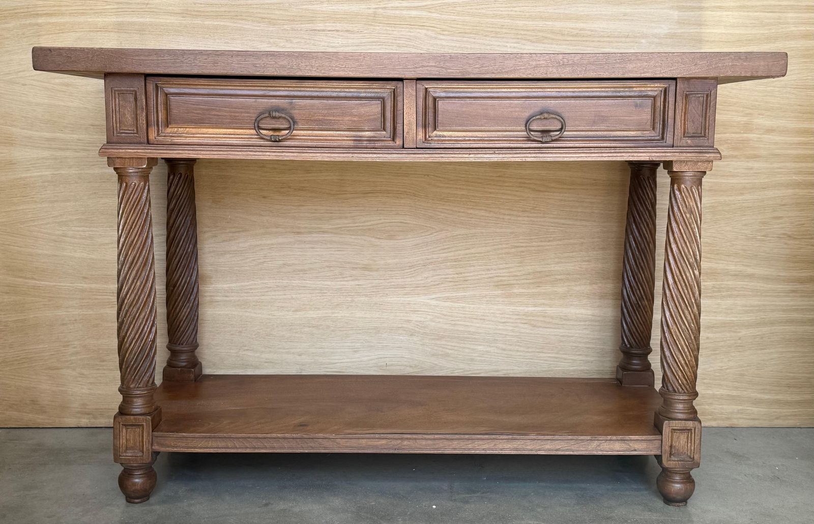 Console espagnole du XXe siècle à deux tiroirs, pieds salomoniques et tablette basse photo for sale