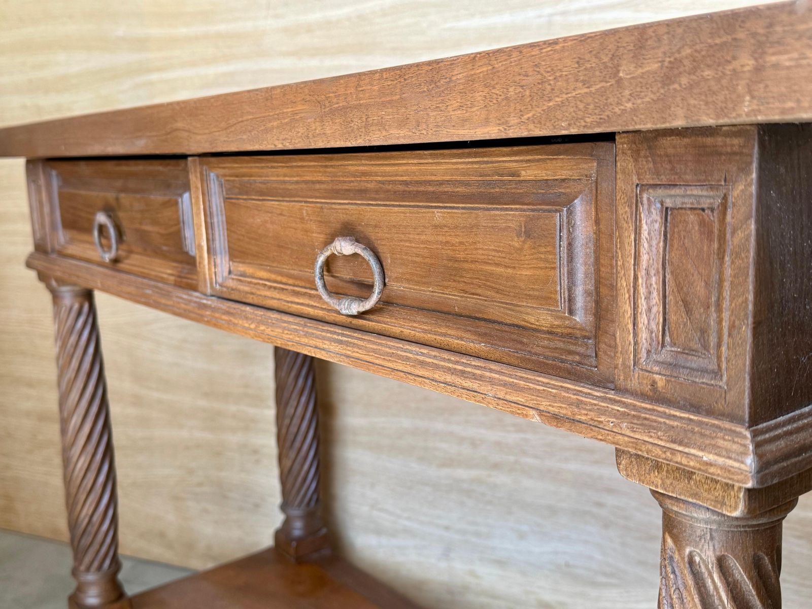 photo for sale Console espagnole du XXe siècle à deux tiroirs, pieds salomoniques et tablette basse
