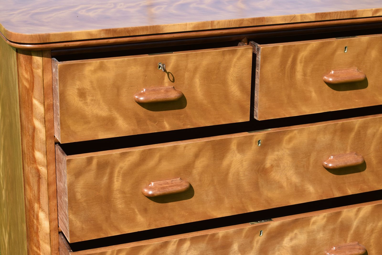 photo vinterior Victorian Birch Chest Of Drawers