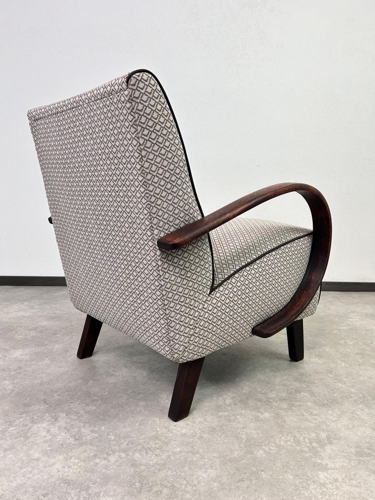 photo furniture Art Deco Armchair By Jindřich Halabala For Up Závody