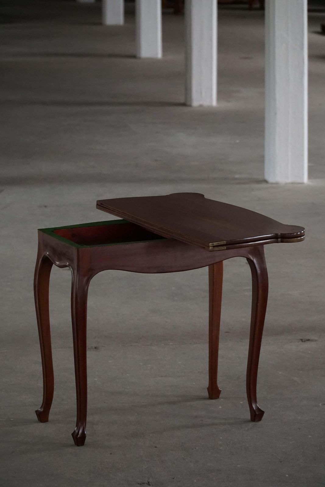 English 19th Century, Game Table In Mahogany With Fold Over Top & Cabriole Legs photo vinterior
