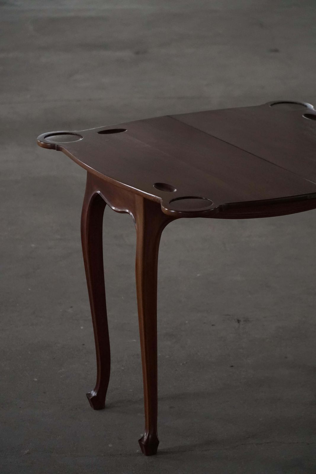photo vinterior English 19th Century, Game Table In Mahogany With Fold Over Top & Cabriole Legs