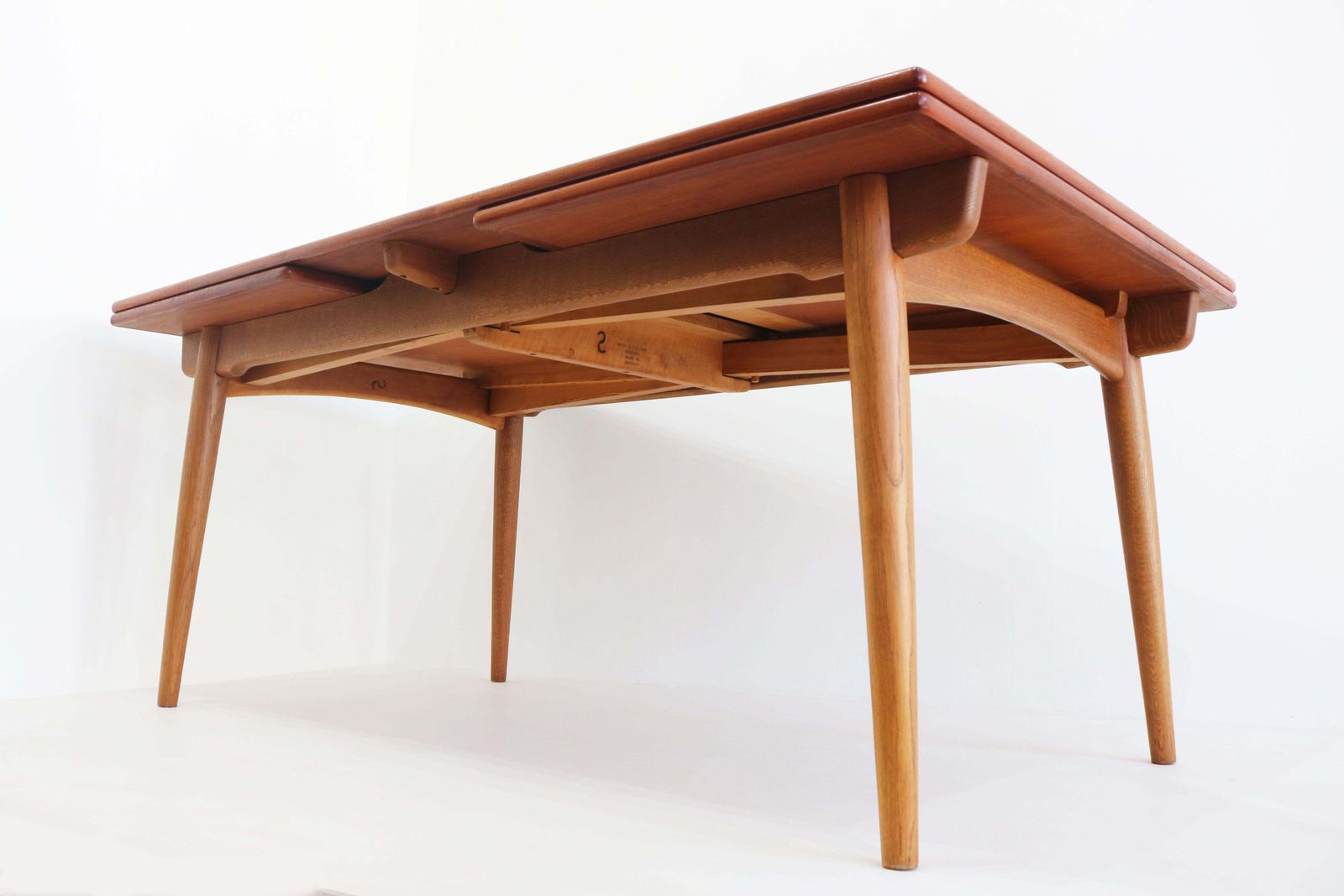 Large Hans J. Wegner Extendable Dining Table At 312, Teak & Oak, 1950 Original photo vinterior