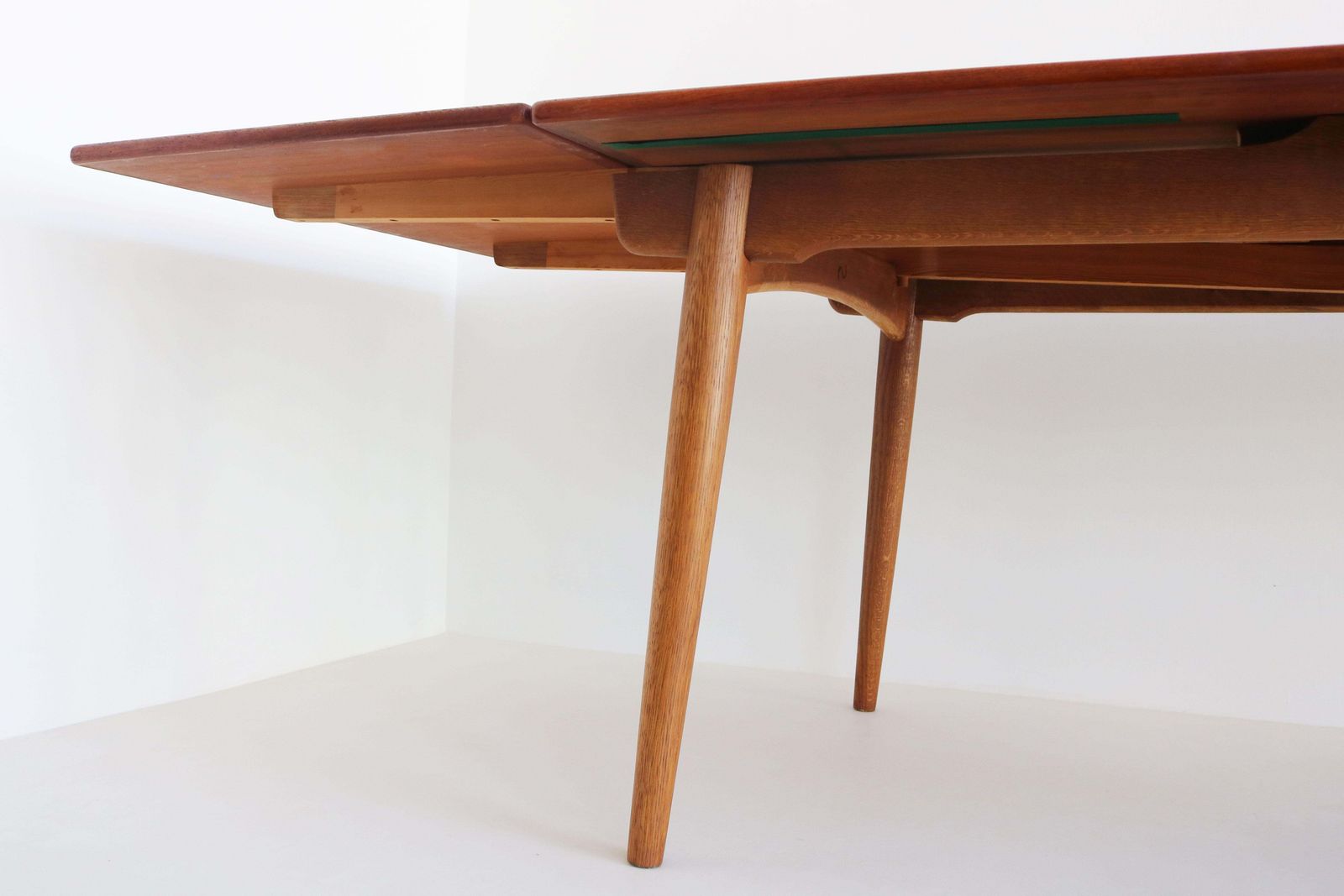 photo vinterior Large Hans J. Wegner Extendable Dining Table At 312, Teak & Oak, 1950 Original