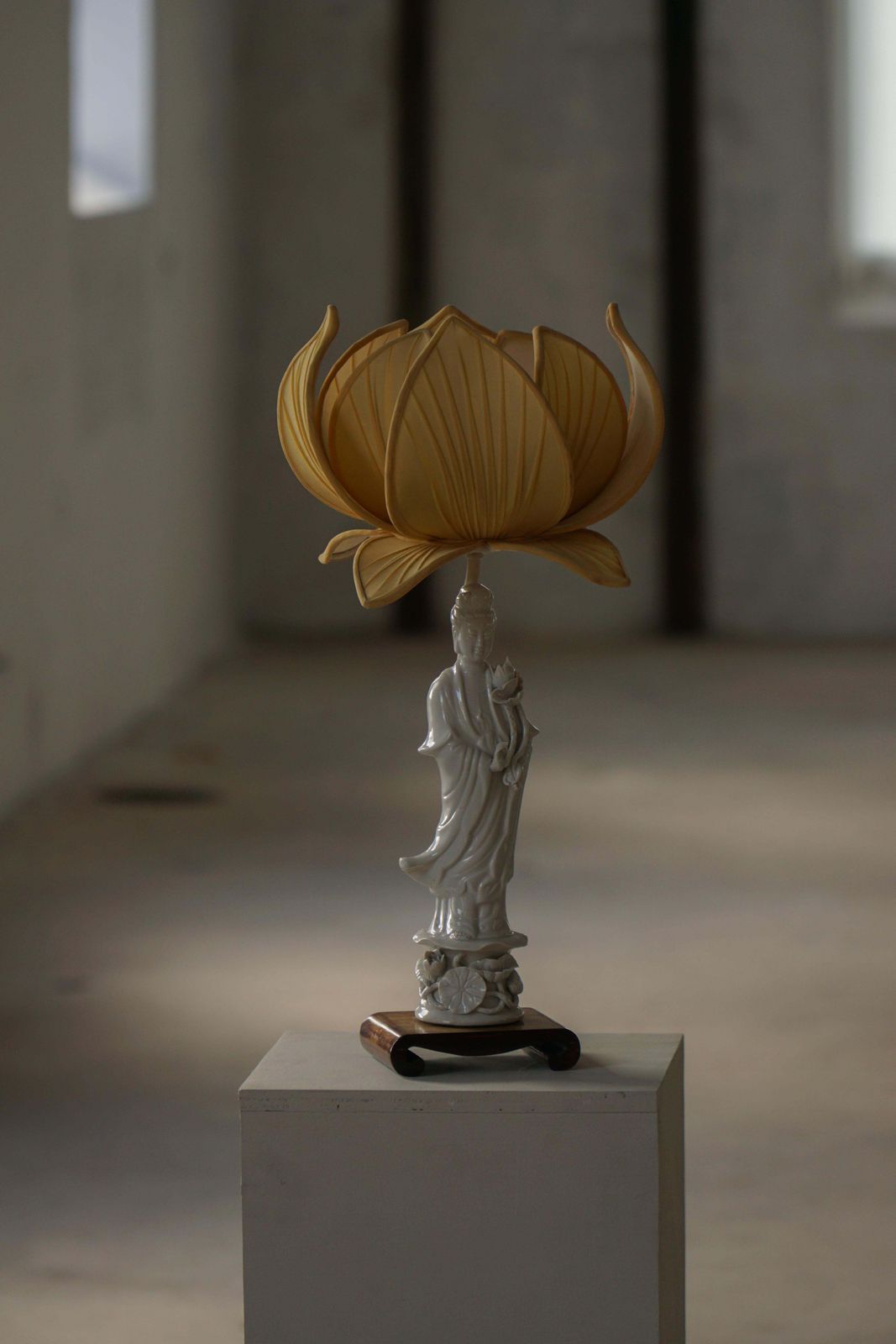 photo vinterior Chinese Porcelain Vintage Table Lamp With Yellow Floral Shade, Mid 20th Century