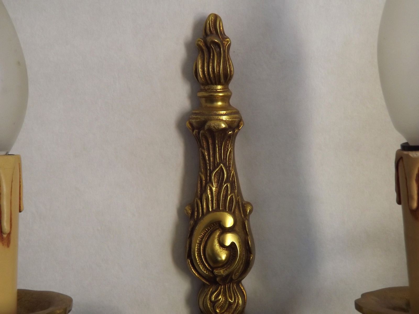 Paire d'appliques doubles de style traditionnel français en bronze, mid-century photo vinterior