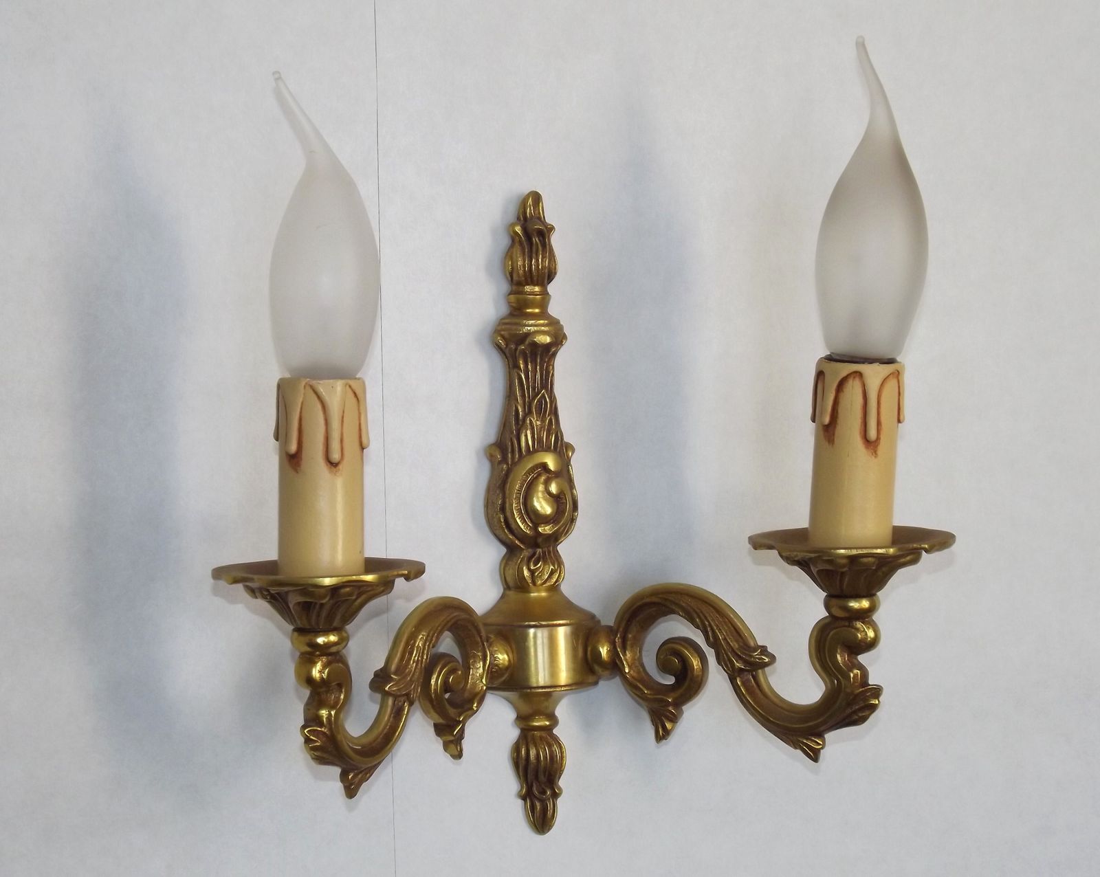 photo vintage Paire d'appliques doubles de style traditionnel français en bronze, mid-century