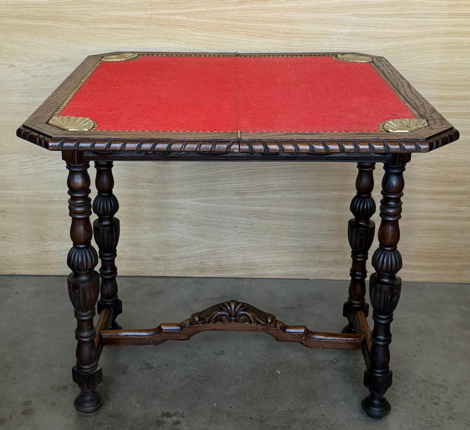 photo furniture Table à jouer espagnole sculptée à la main, avec montures en bronze, XIXe siècle