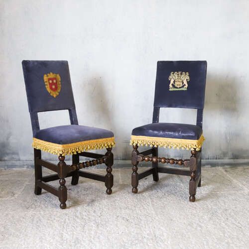 photo vinterior Matched Pair Scottish Oak Armorial Clan Chairs Velvet Upholstery Heraldic Crests C 1650