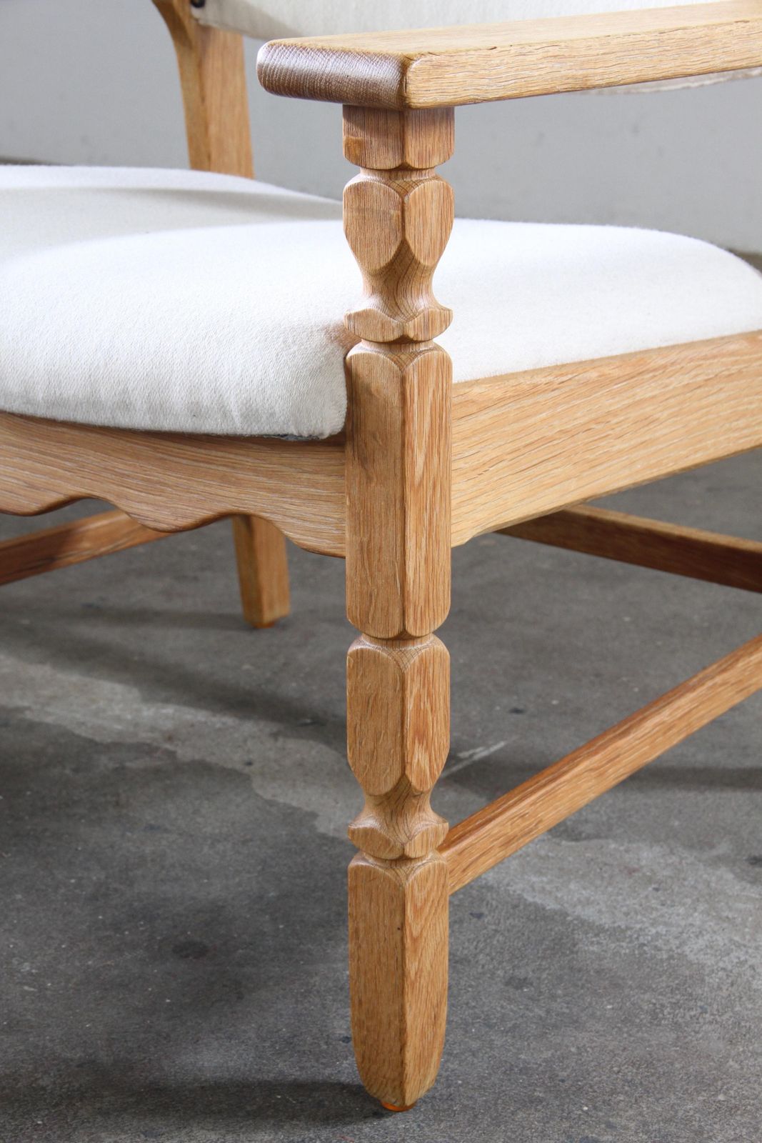 photo furniture Vintage Brutalist Paar Eiken Lounge Stoelen, Henning Kjærnulf Denemarken, Jaren 1960