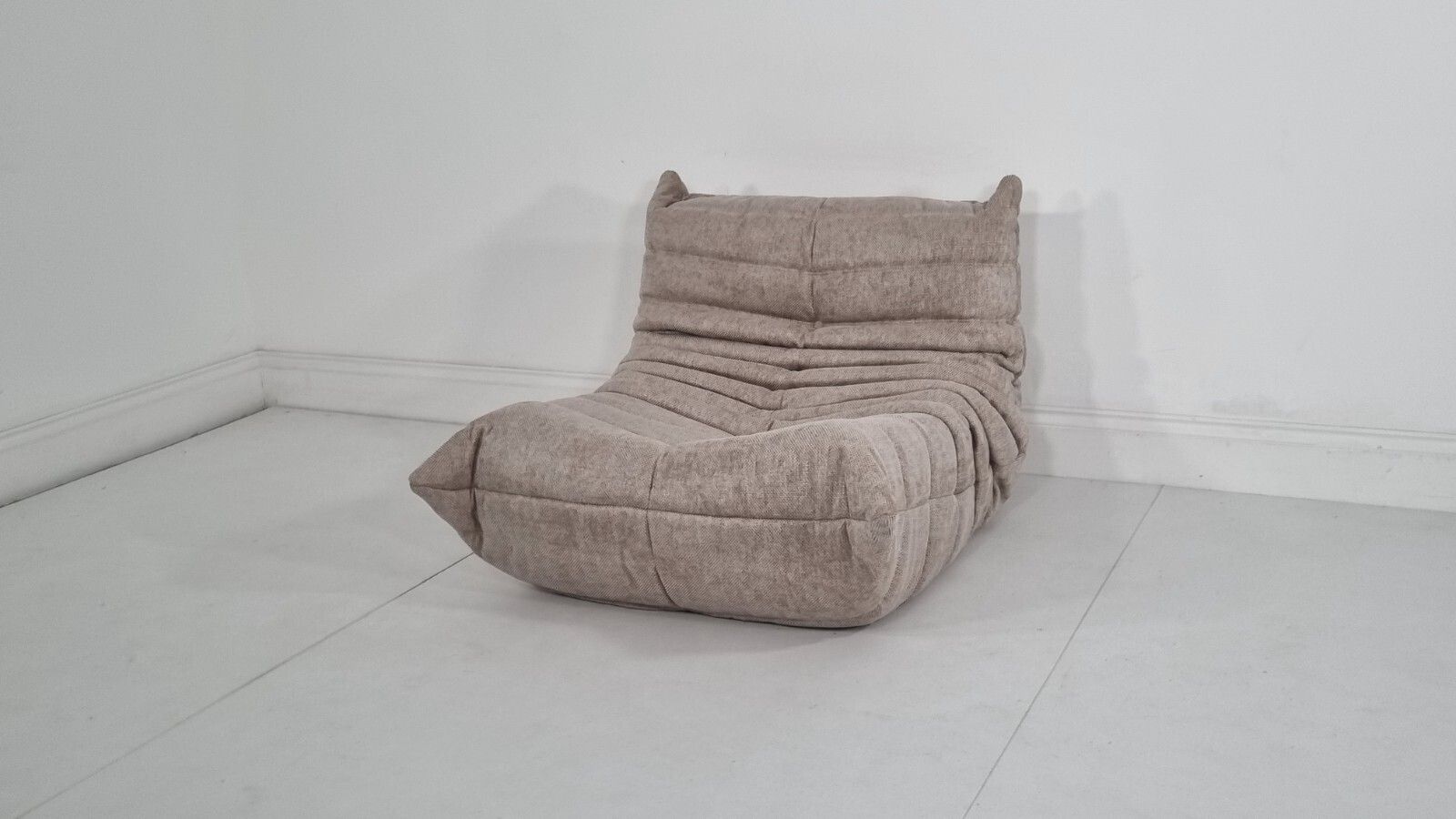Ligne Roset Togo Chair In Cream/Honey Woven Fabric In Excellent Condition photo vinterior
