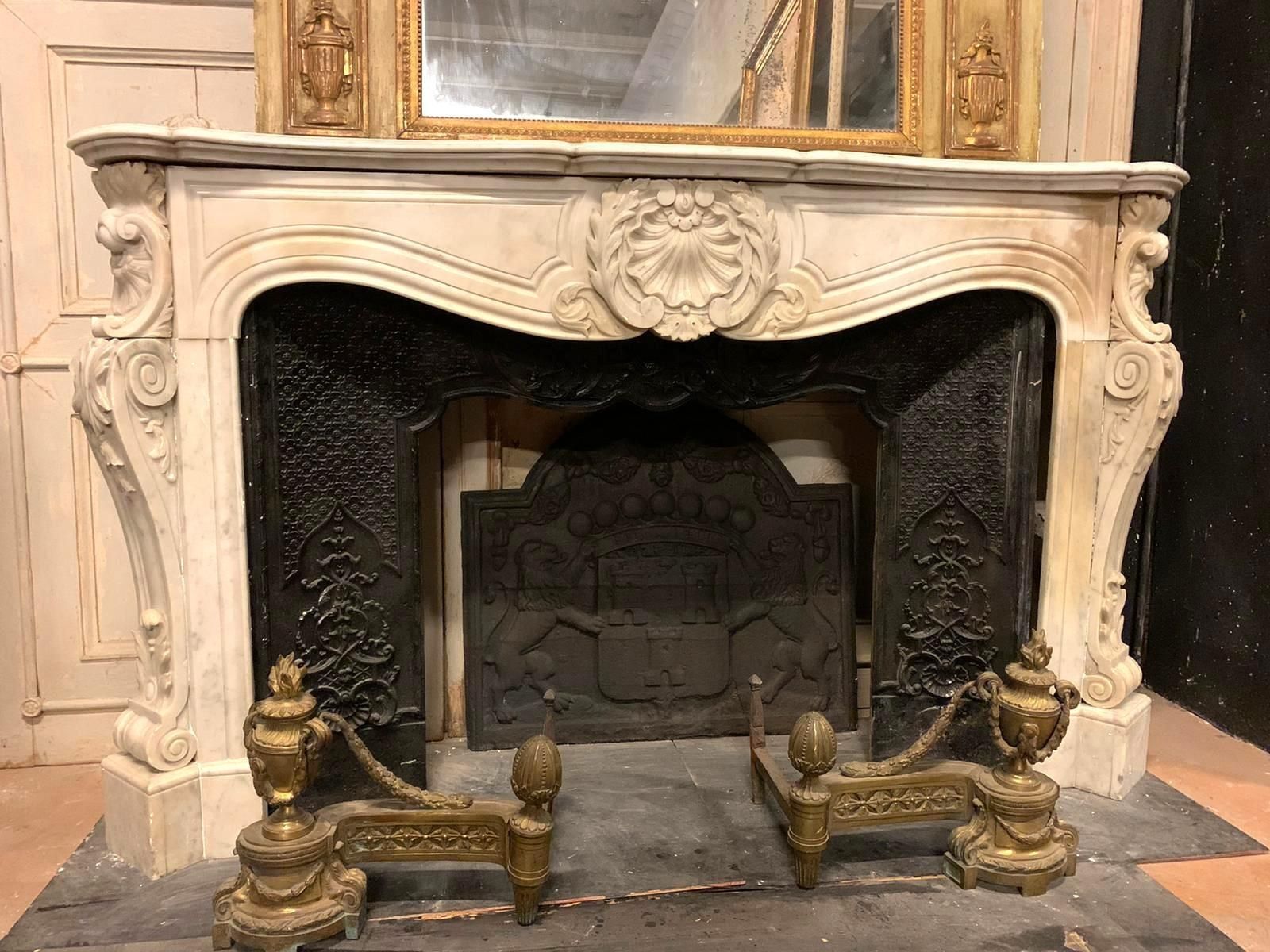 photo furniture Importante Camino In Marmo Bianco Di Carrara, Riccamente Scolpito, Italia
