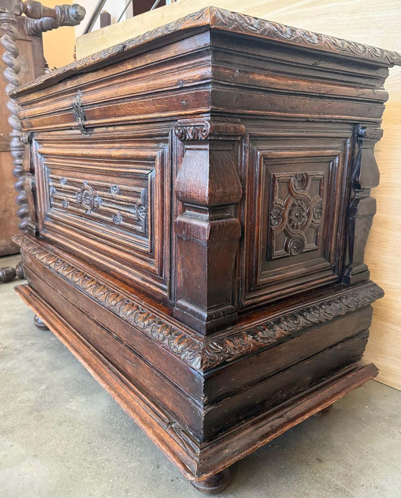 Coffre baroque espagnol du XVIIIe siècle, sculpté à la main, pouvant servir de console photo vintage