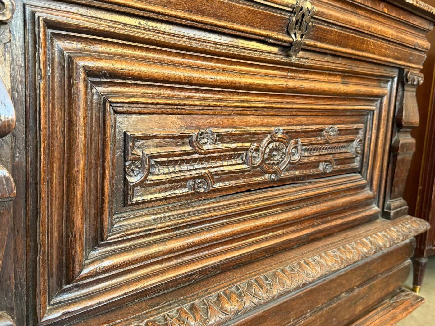 4983.0 Coffre baroque espagnol du XVIIIe siècle, sculpté à la main, pouvant servir de console photo