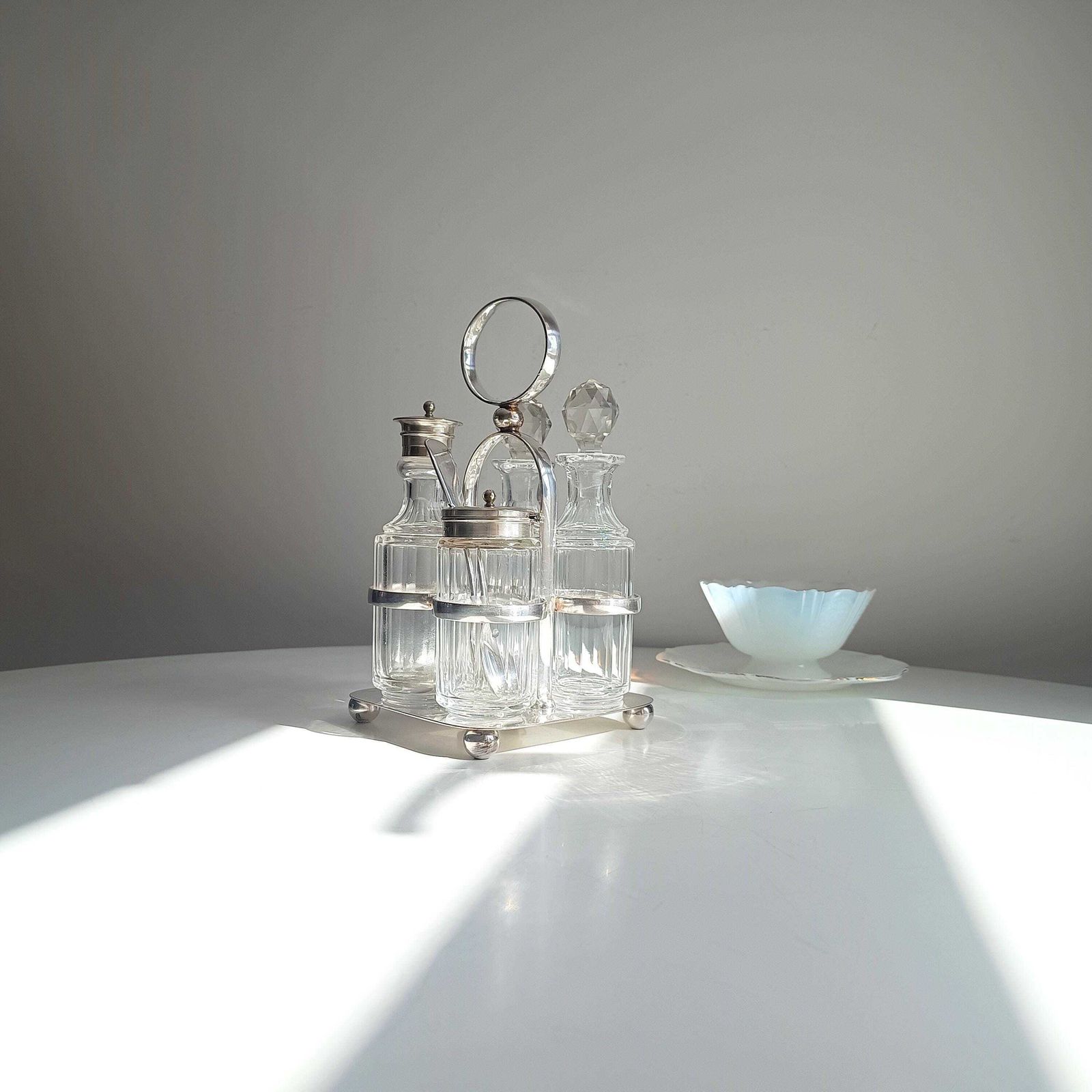 photo furniture Georgian Style Silver Plate Cruet Stand & 4 Cut Glass Condiment Bottles, England