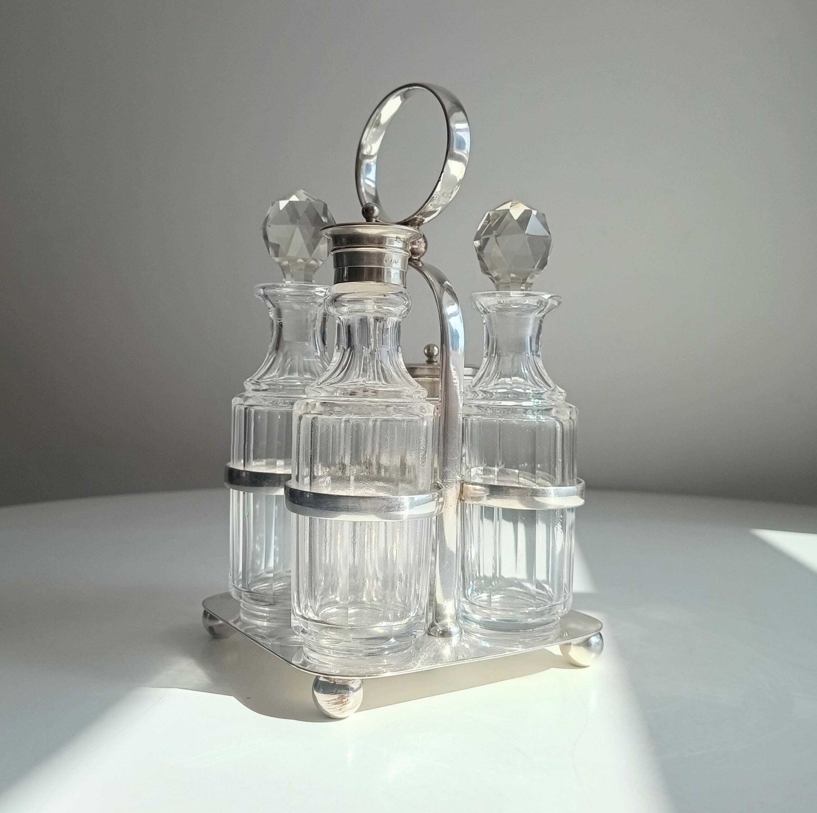 photo vinterior Georgian Style Silver Plate Cruet Stand & 4 Cut Glass Condiment Bottles, England