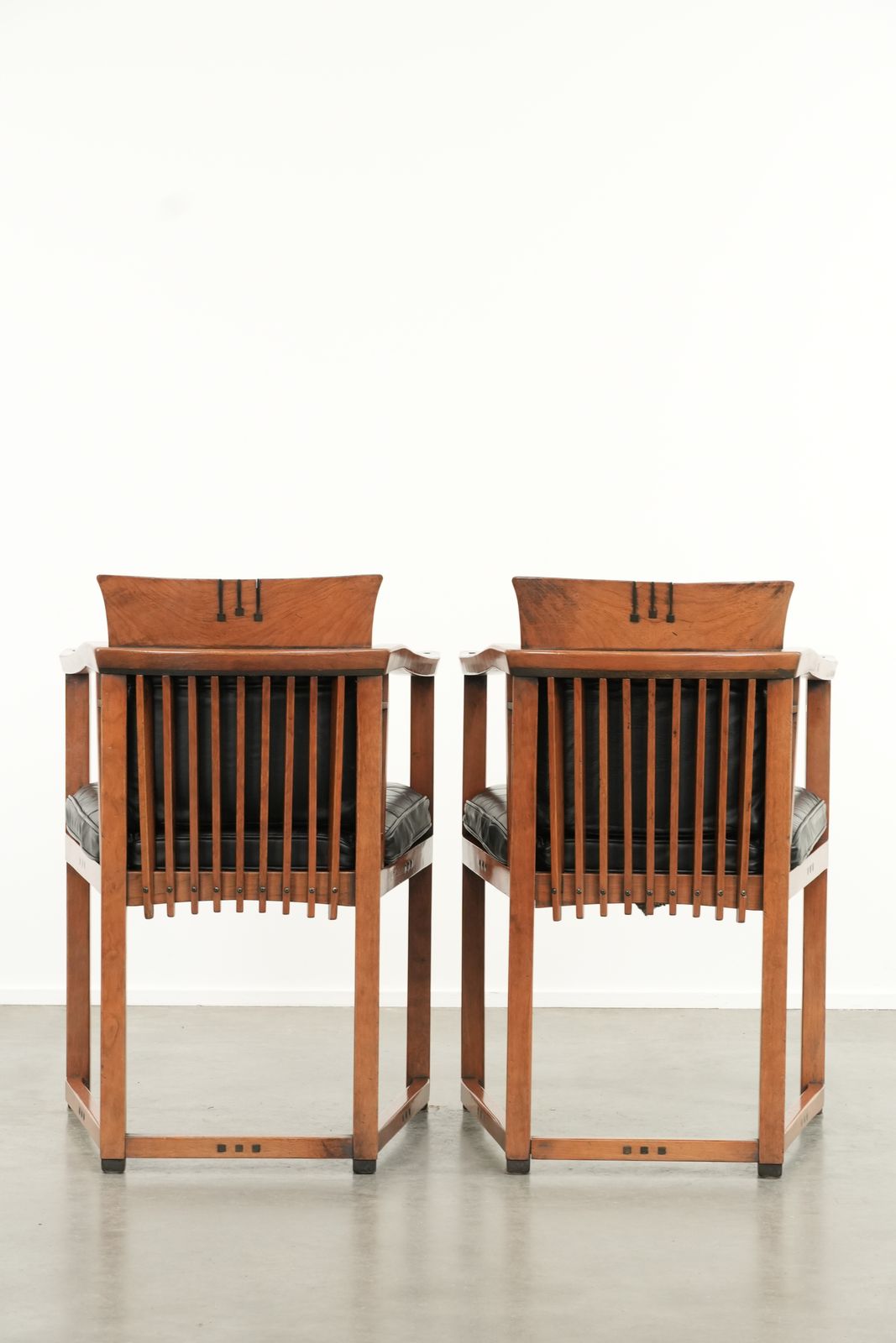 Set Van 2 Art Deco Eetkamerstoelen / Gelegenheidsstoelen Met Armleuningen – Zwart Leer – Schuitema Decoforma Serie photo for sale