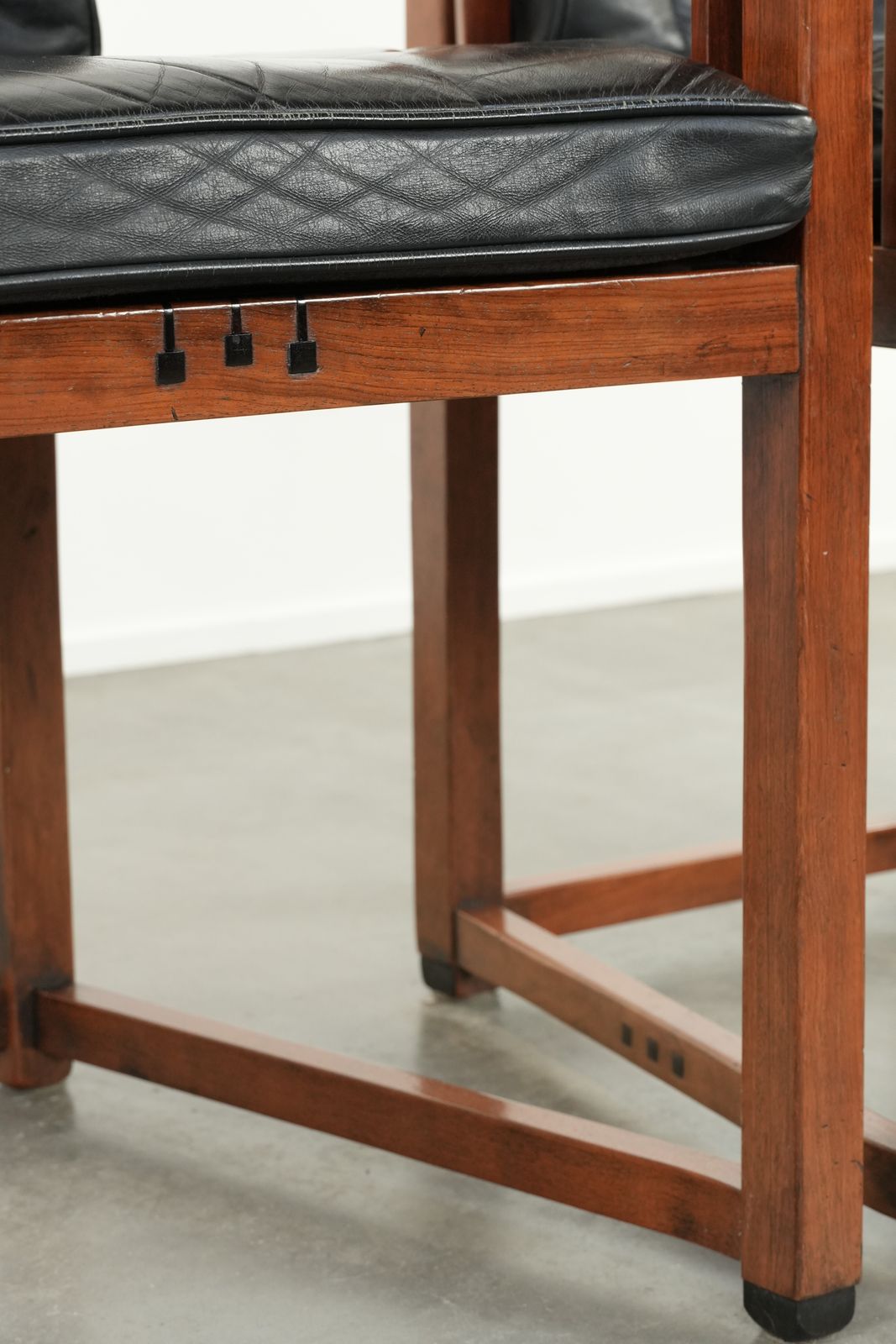 photo vinterior Set Van 2 Art Deco Eetkamerstoelen / Gelegenheidsstoelen Met Armleuningen – Zwart Leer – Schuitema Decoforma Serie