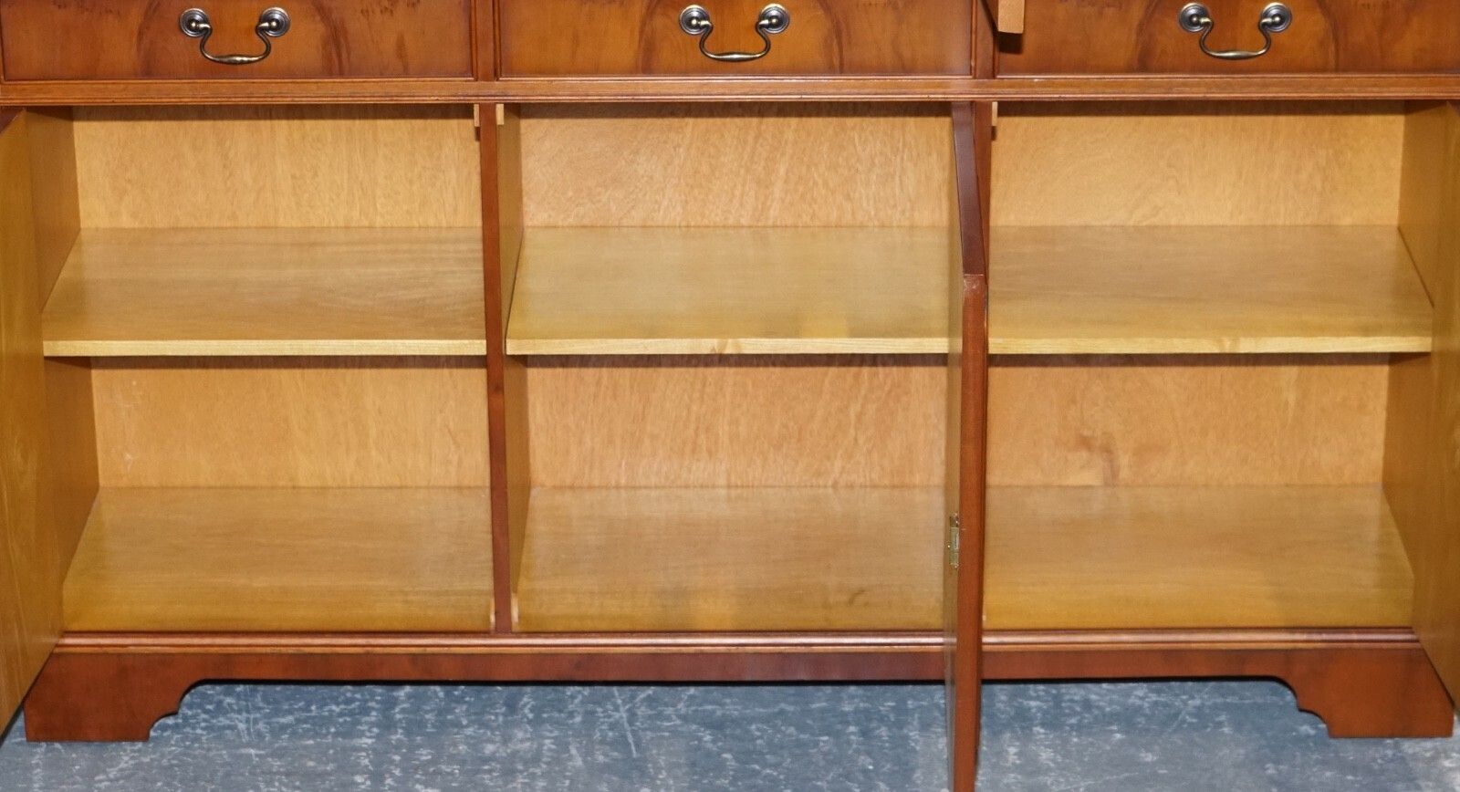 photo vinterior Vintage English Burr Yew Wood 3 Door Glazed Display Bookcase Cabinet