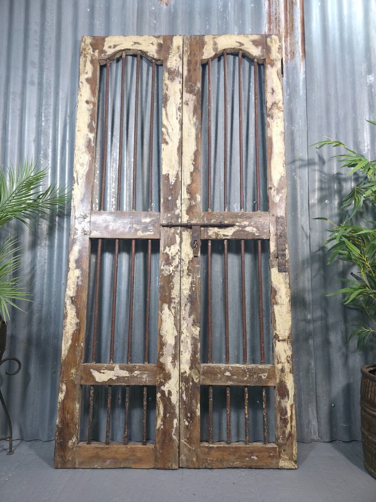 photo vinterior Pair Vintage Rustic Indian Wooden Iron Doors Garden Gates Room Divider Screen