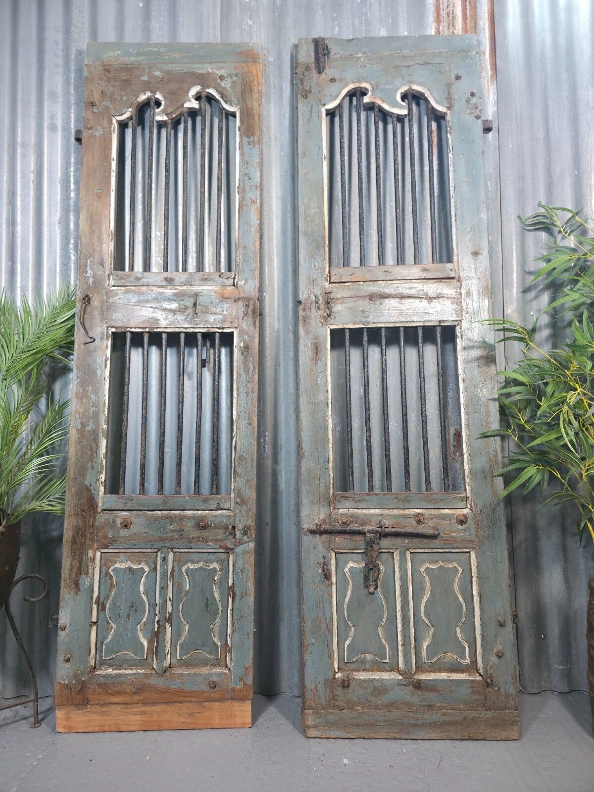 photo furniture Pair Vintage Rustic Indian Wooden Iron Doors Garden Gates Room Divider Screen