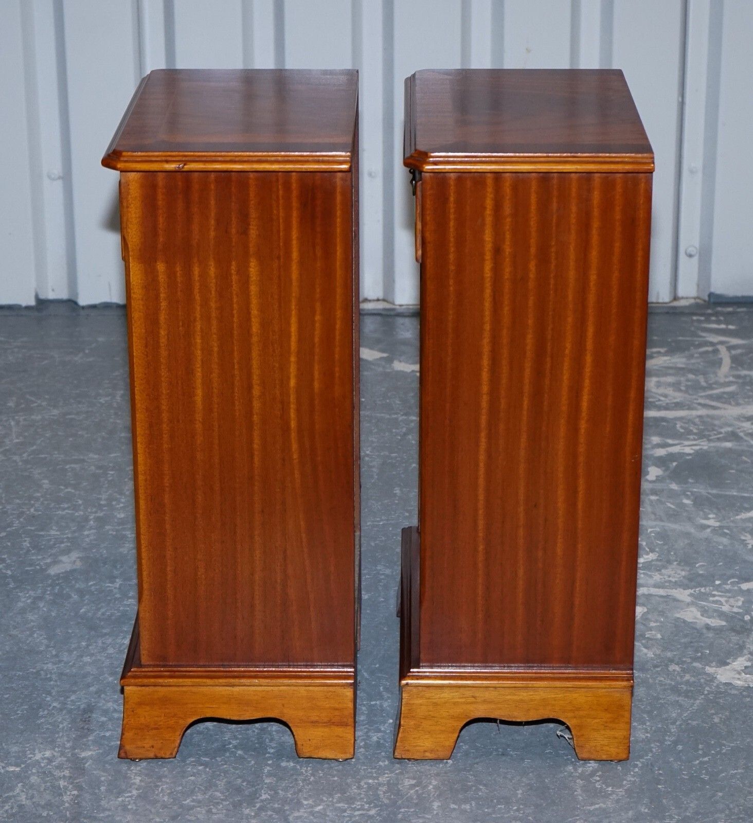 photo vintage Vintage Pair Of Georgian Style Walnut Bedsides Nightstands Side Tables