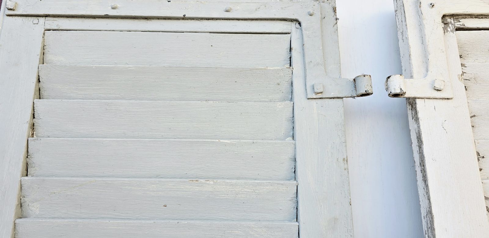 photo vinterior A Pair Of Tall Antique French Louvred Shutters