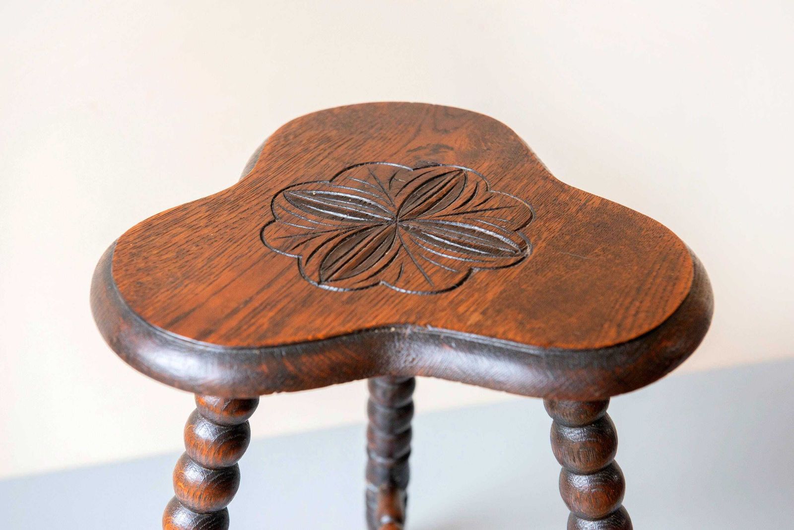 Antieke Eiken Kruk   Klaverbladvormig Zitting   Gedraaide Spilpoten   Folk Art Bijzettafel, 19e Eeuw photo for sale