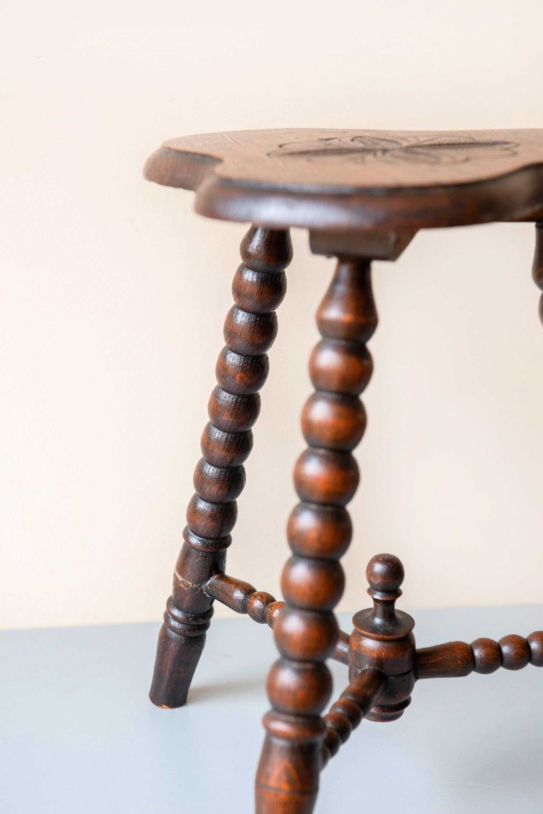 Antieke Eiken Kruk   Klaverbladvormig Zitting   Gedraaide Spilpoten   Folk Art Bijzettafel, 19e Eeuw photo vinterior