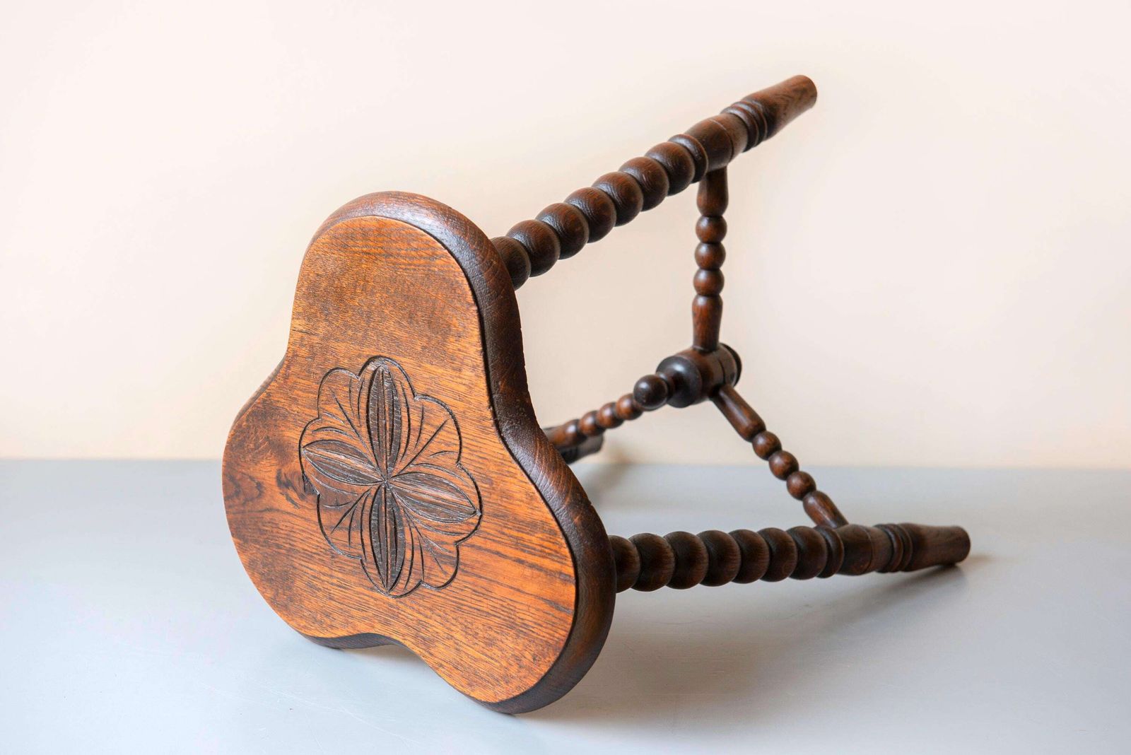 Antieke Eiken Kruk   Klaverbladvormig Zitting   Gedraaide Spilpoten   Folk Art Bijzettafel, 19e Eeuw photo vintage