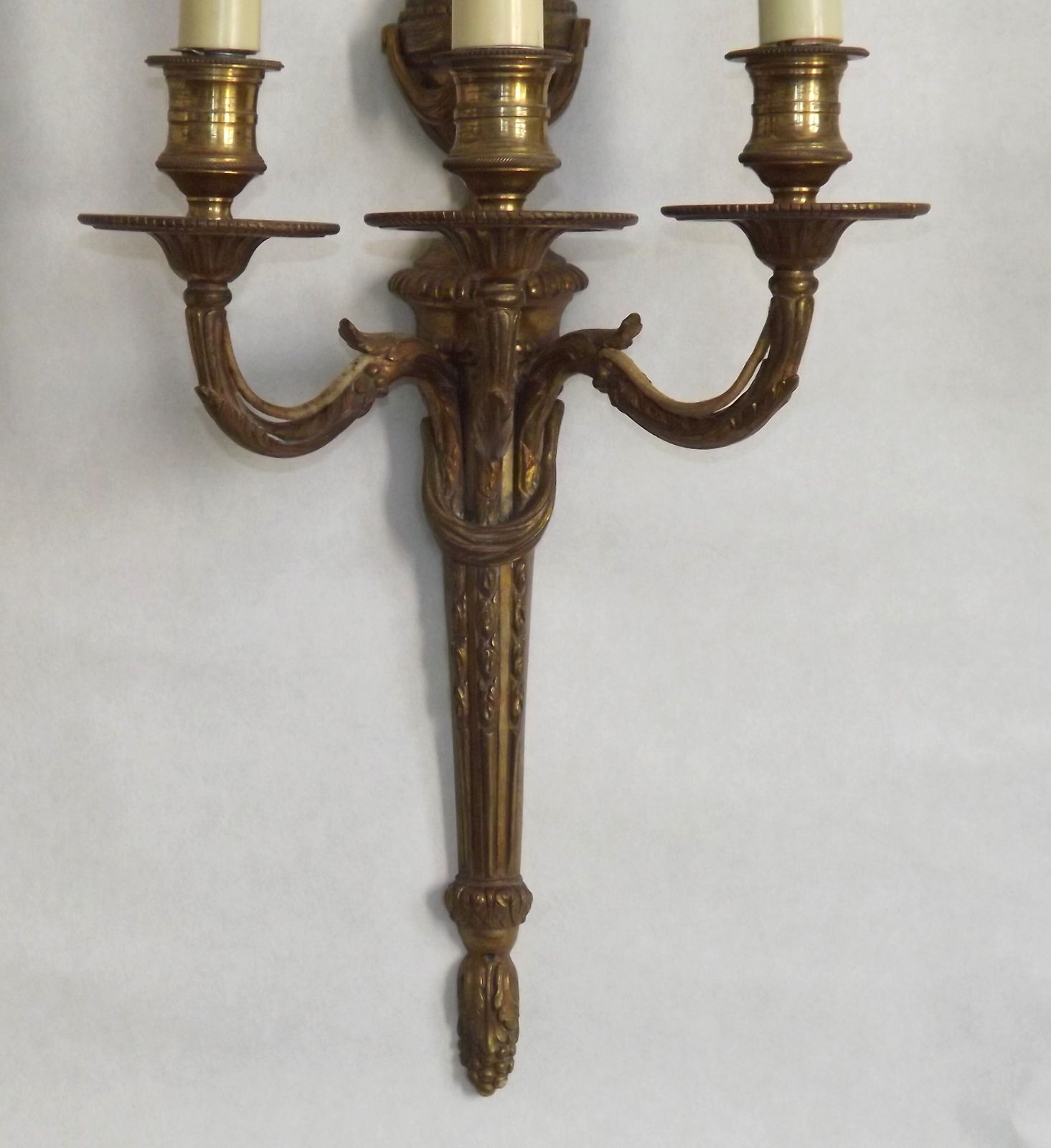 Paire d'appliques murales triples d'époque, bronze français, décor d'urne et guirlandes photo for sale