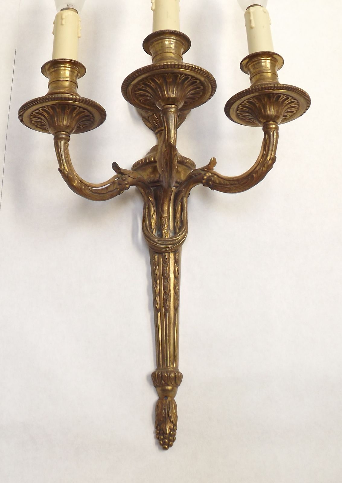 Paire d'appliques murales triples d'époque, bronze français, décor d'urne et guirlandes photo vintage