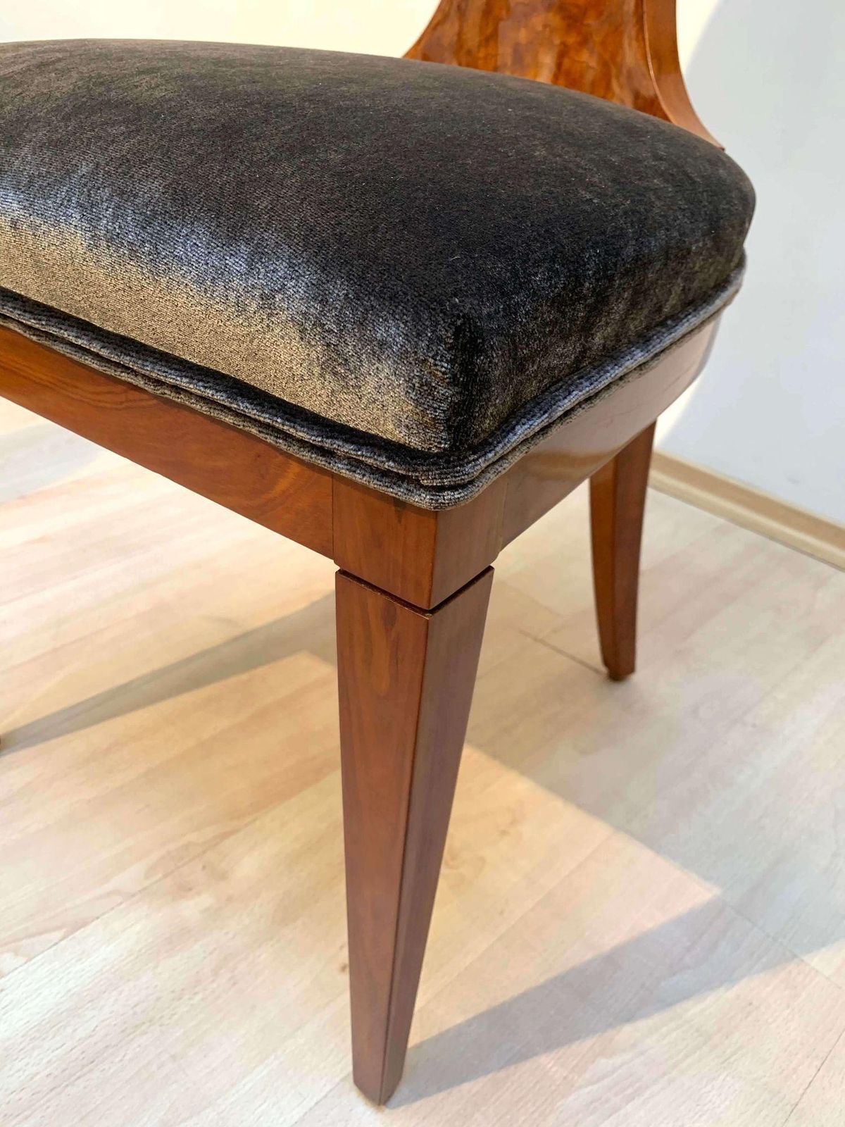 photo vintage Set Of Four Austrian Biedermeier Chairs, Ash Veneer, Grey Velvet, Circa 1890