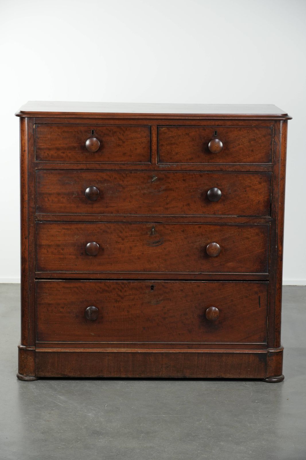 Statige Antieke Mahonie Ladekast Uit De 19e Eeuw Met 5 Lades En Warme, Donkere Tinten. photo furniture