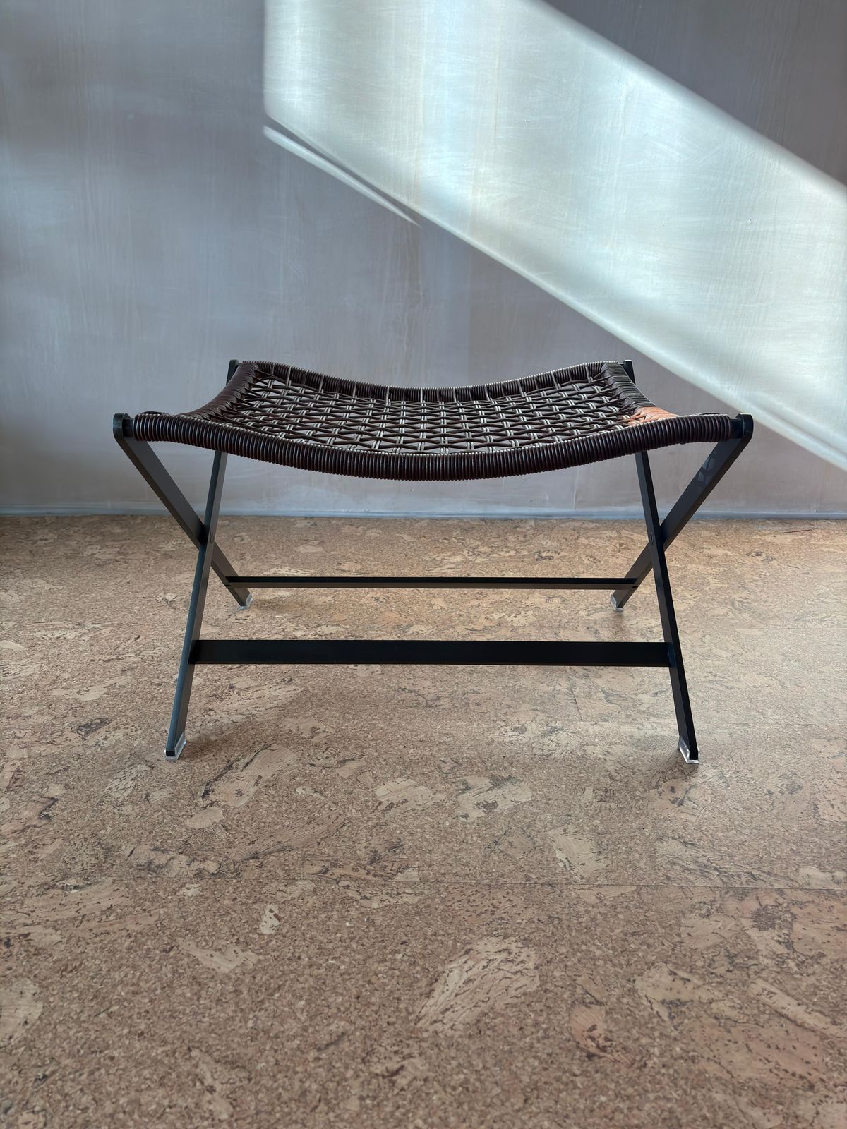 Flexform ‘Peter’ Stool By Antonio Citterio In Woven Cowhide And Burnished Metal Frame (Italian Modern / Contemporary) photo for sale