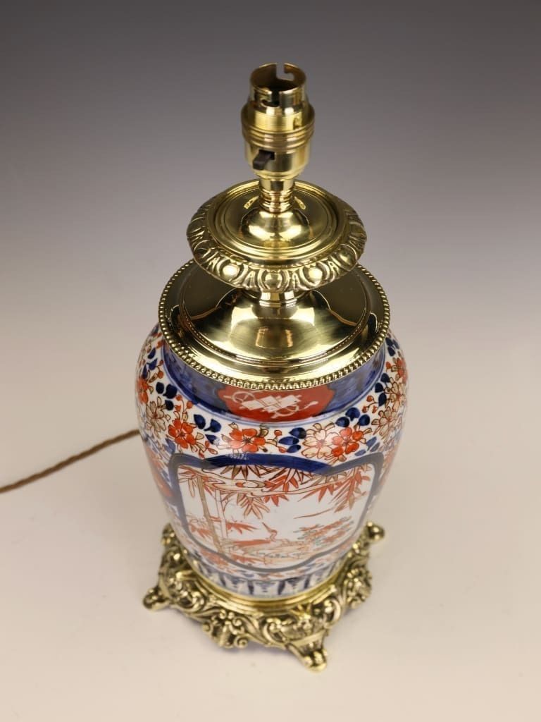 photo vintage A Charming Meiji Period Japanese Imari Porcelain Table Lamp