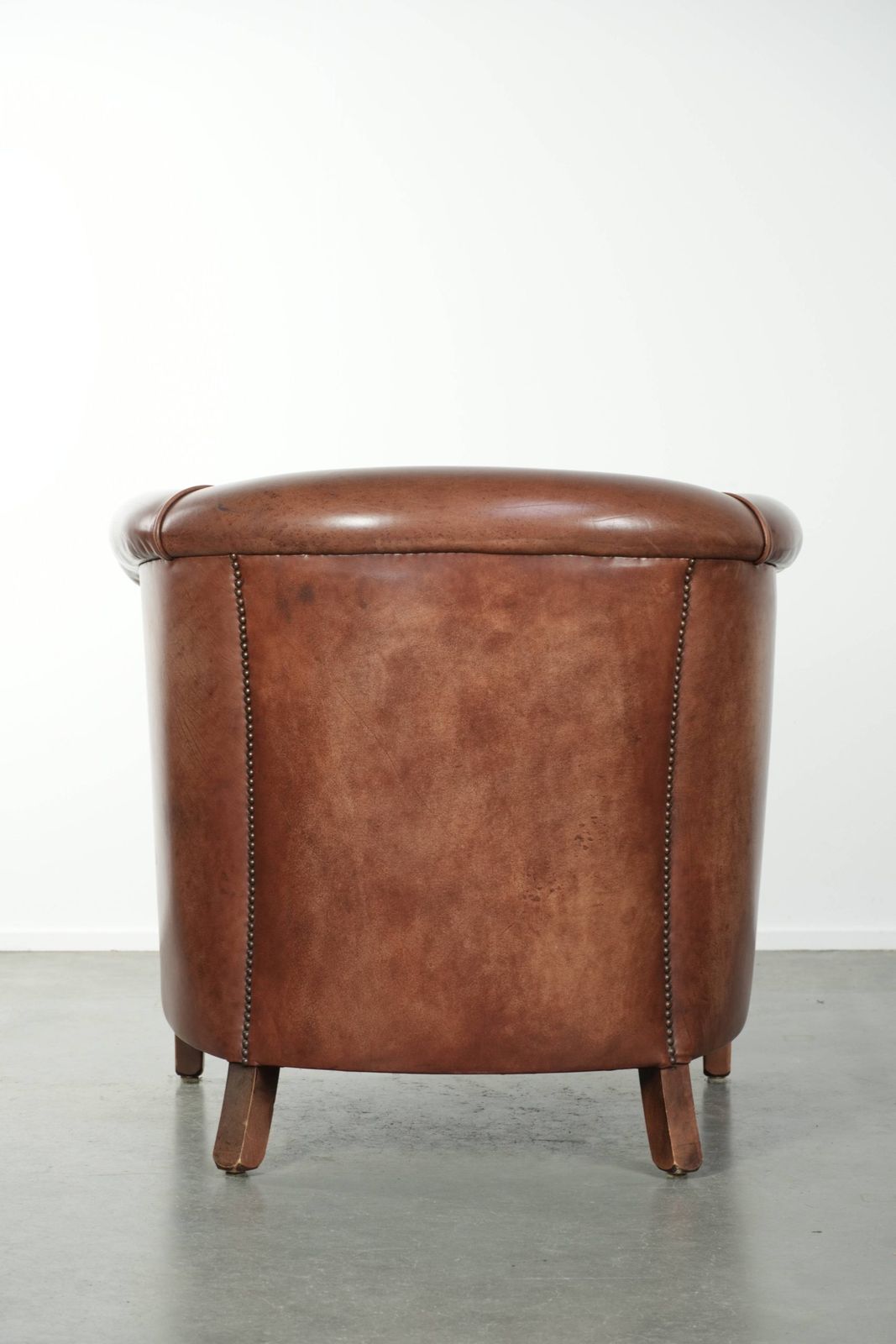 Leren Club Fauteuil In Donker Cognac – Engelse Stijl Met Decoratieve Siernagels. photo Meubels