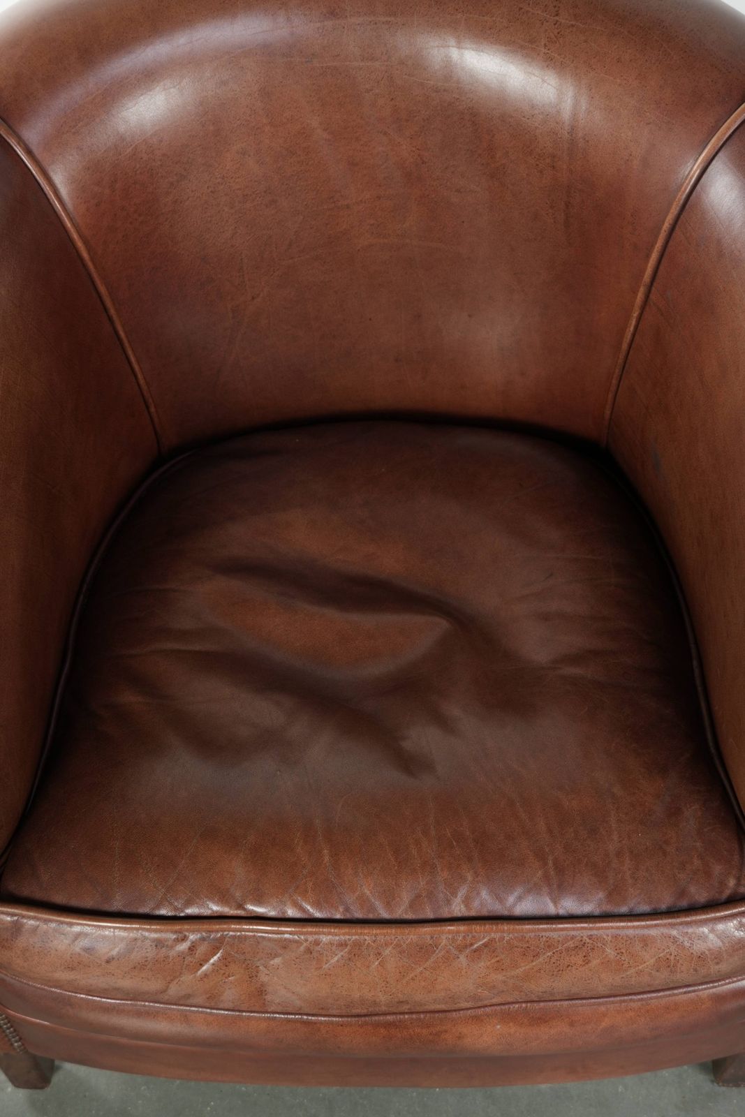 Leren Club Fauteuil In Donker Cognac – Engelse Stijl Met Decoratieve Siernagels. photo vinterior