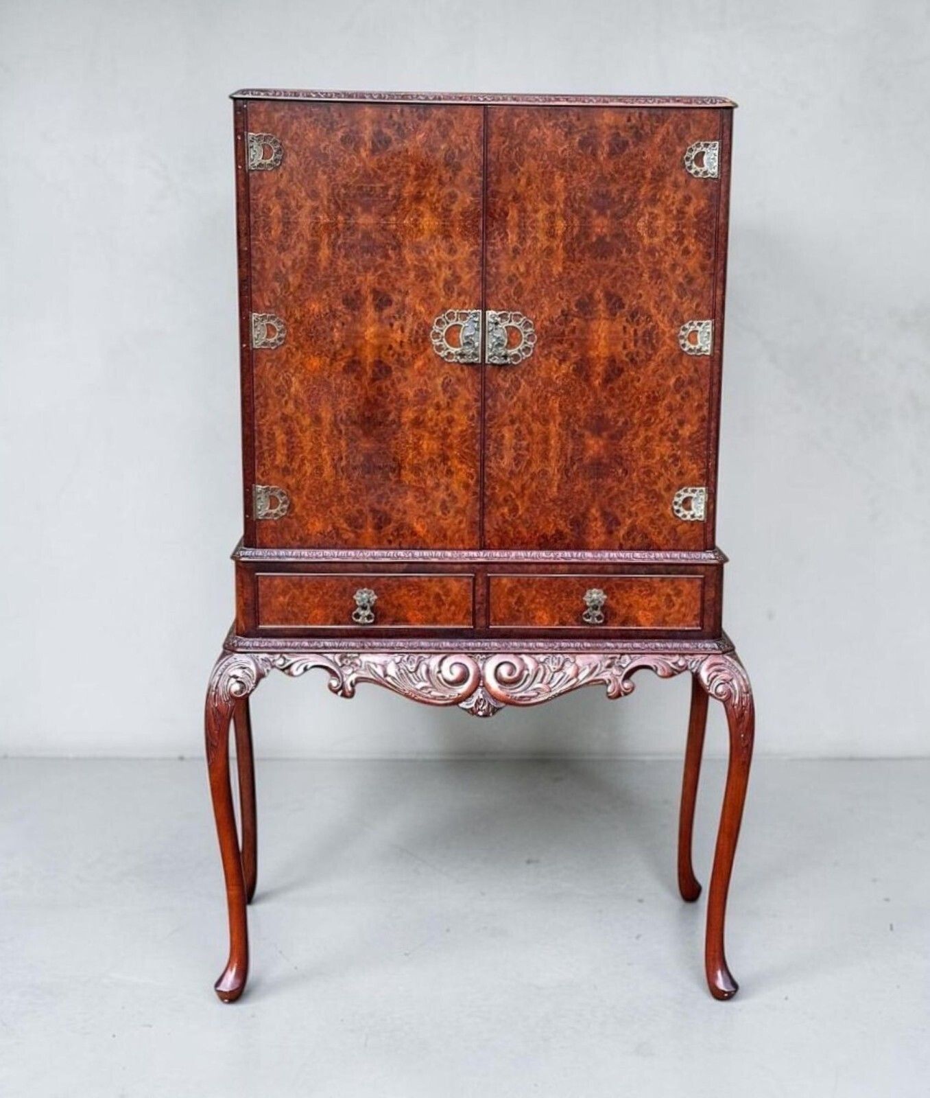 Queen Anne Style Burr Walnut Cocktail Cabinet / Drinks Cabinet