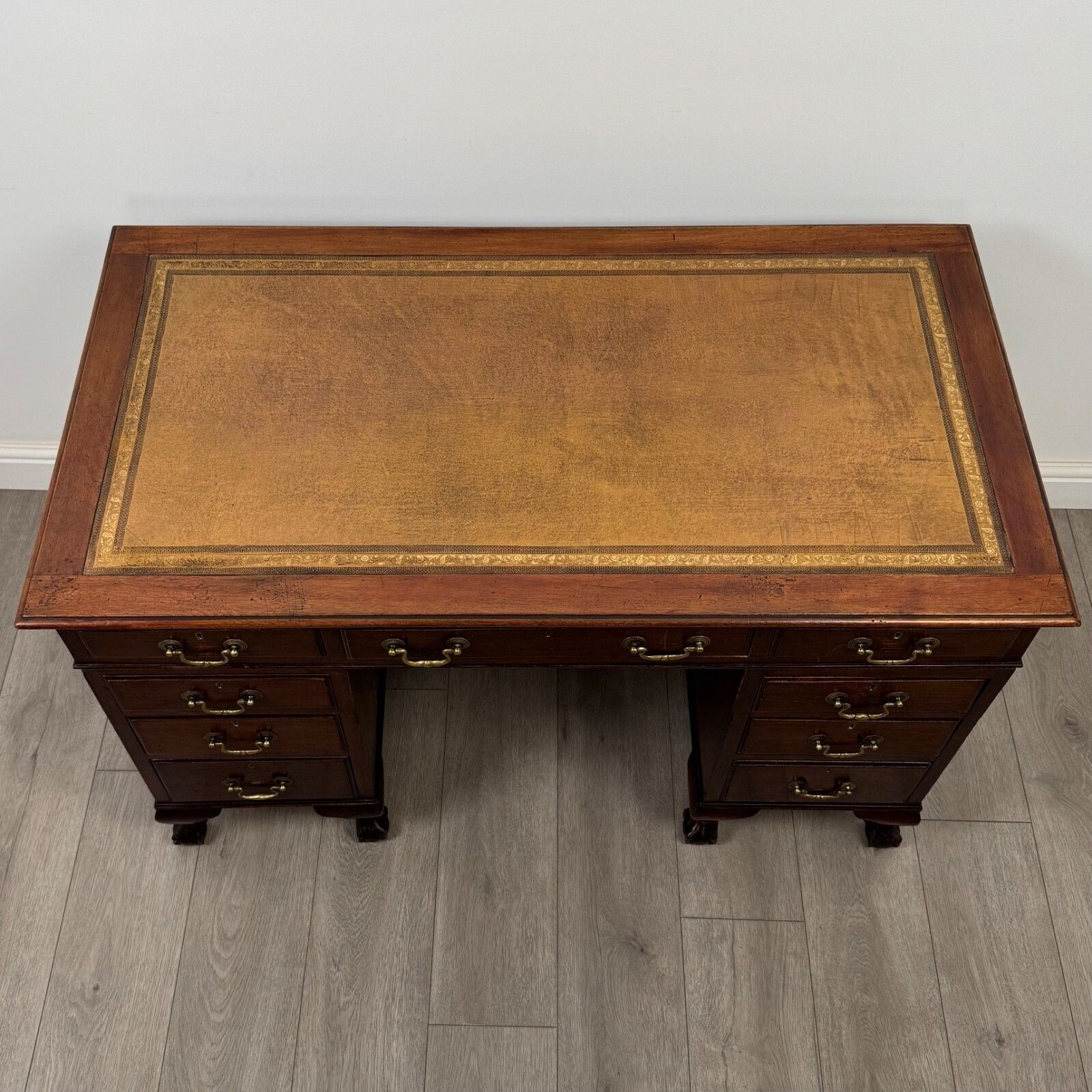 photo furniture Antique 20th Century Edwardian Pedestal Desk In Mahogany