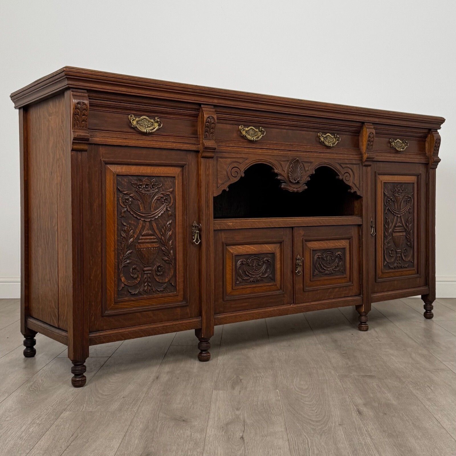 photo furniture Antique 20th Century Fine Quality Edwardian Sideboard In Oak