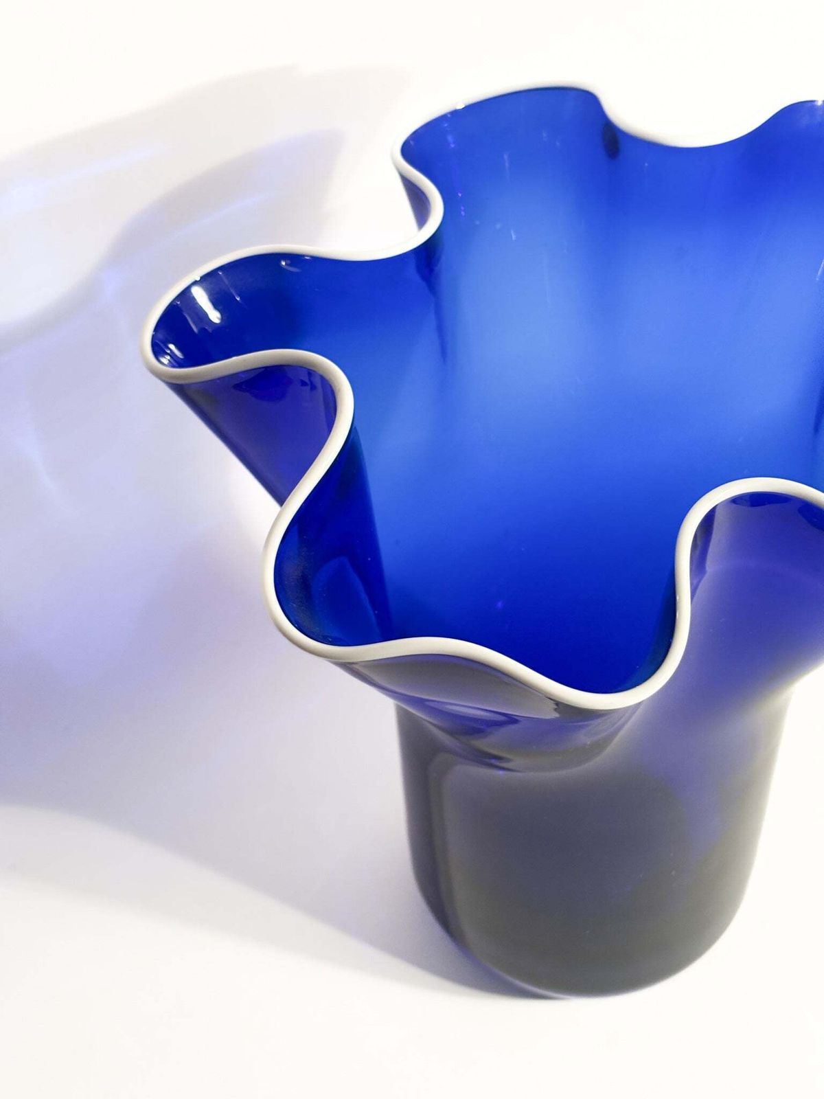 photo vintage Blue And White Murano Glass Handkerchief Vase From The 1980s