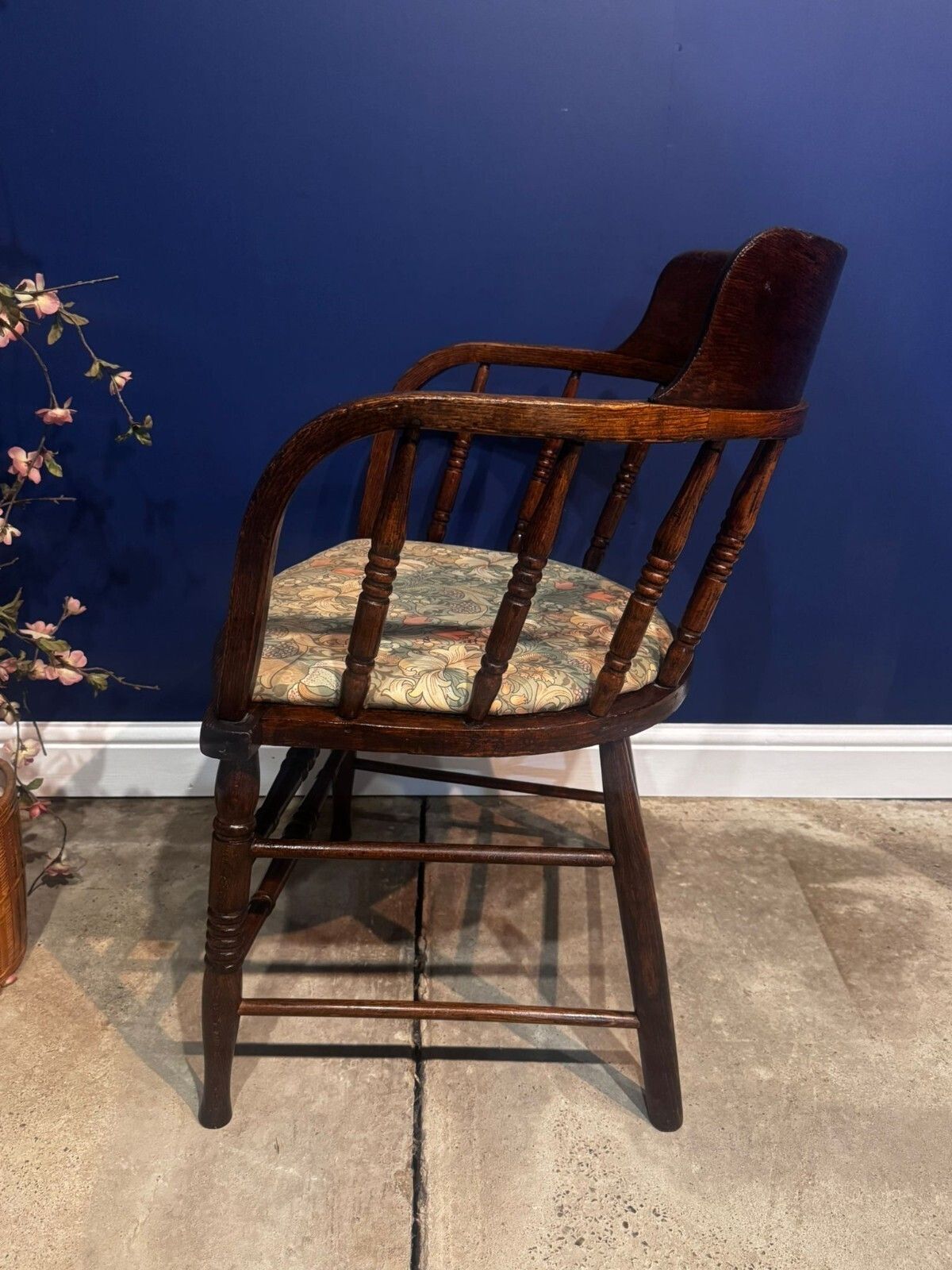 photo vinterior Antique Oak Captain's Chair Bow Windsor Smokers Armchair Spindle Back Vintage.