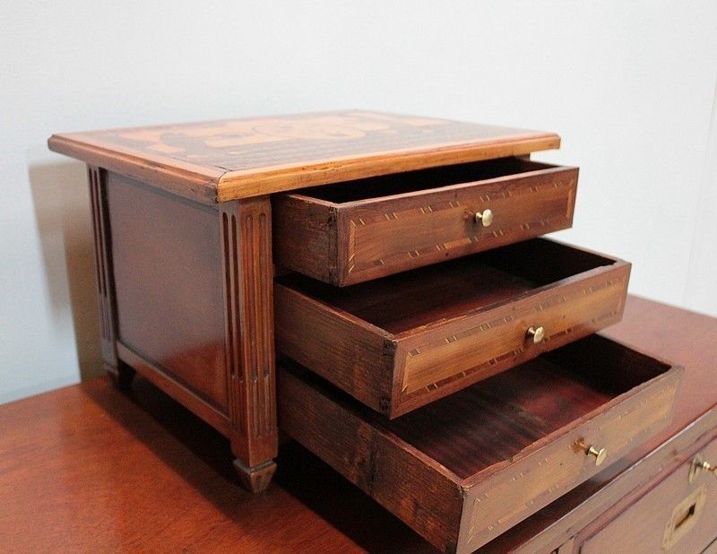 Xviiith Master Commode photo vintage