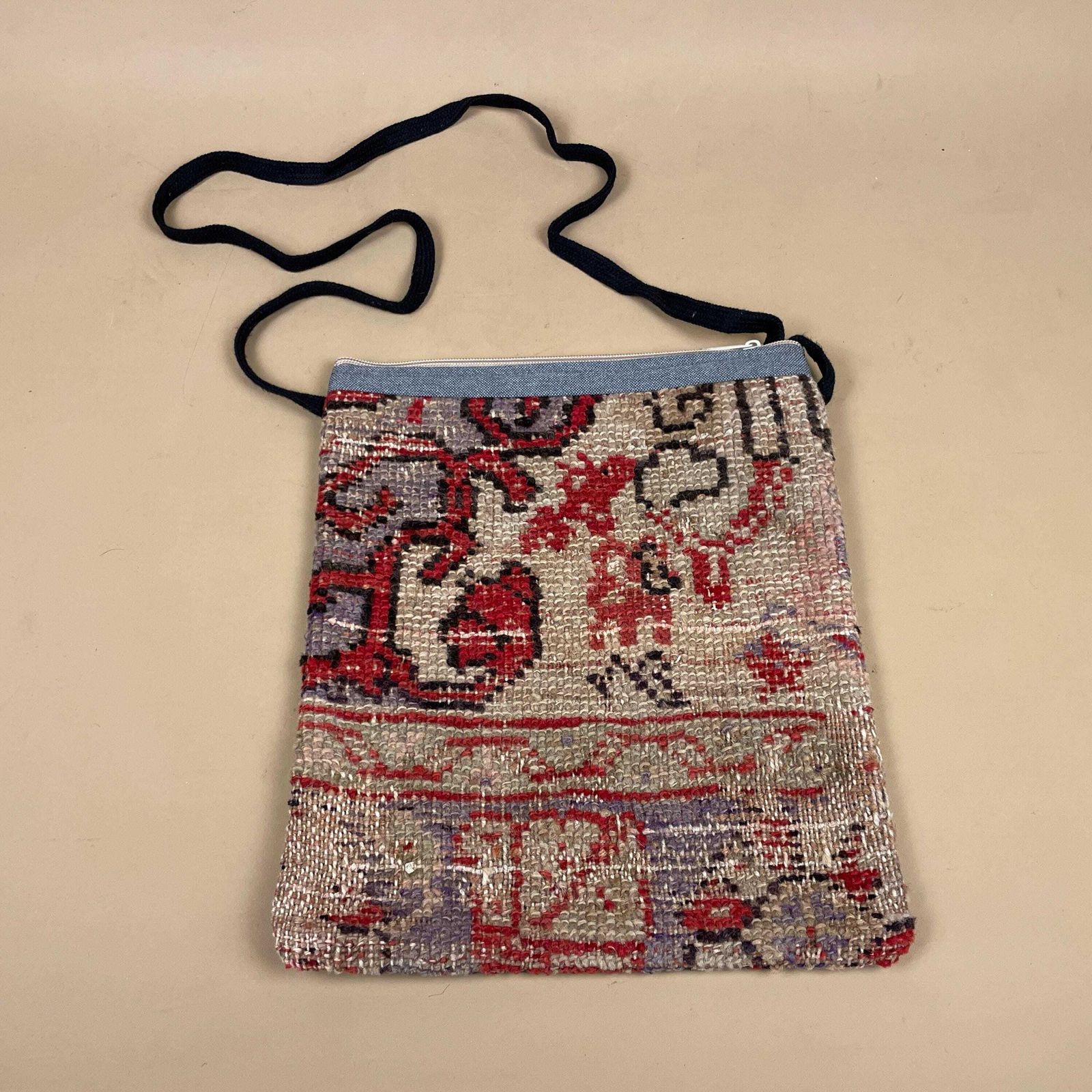 photo vintage Carpet Bags Set Of 8 Vintage Rug Pouches Zip Purses Handmade Textile Moroccan Traditional Fabric Kilim Geometric Travel Bags