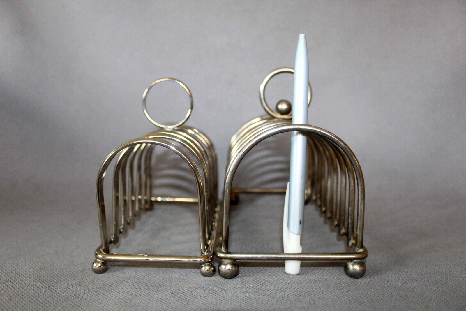 Set Van 2 Vintage Verzilverde En Chromen Toastrekken, Voor 6 En 8 Sneetjes, Geschikt Als Toastrек, Servethouder, Bordhouder Of Bureauorganizer photo for sale