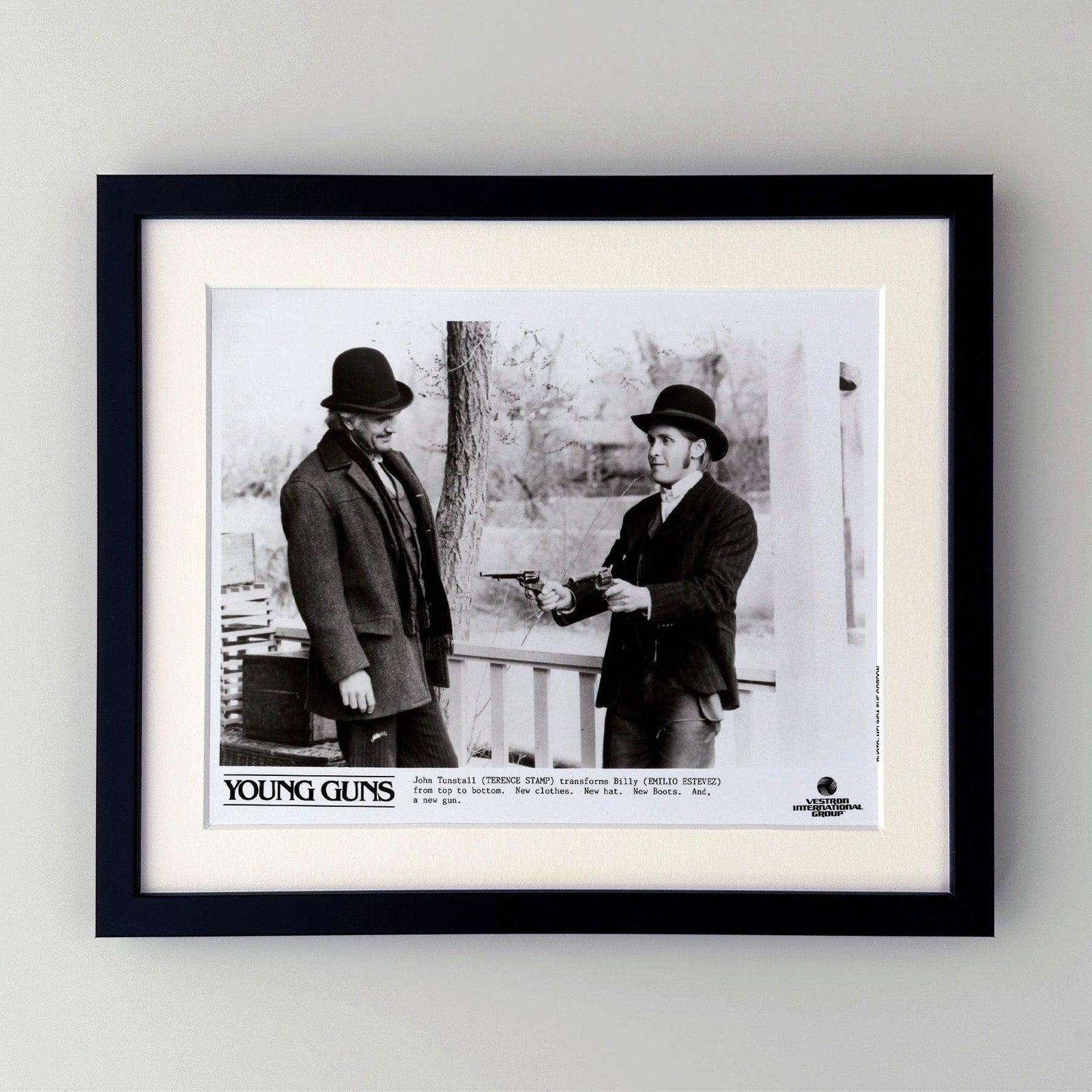 Photo de presse du film Young Guns (1988), encadrée photo furniture