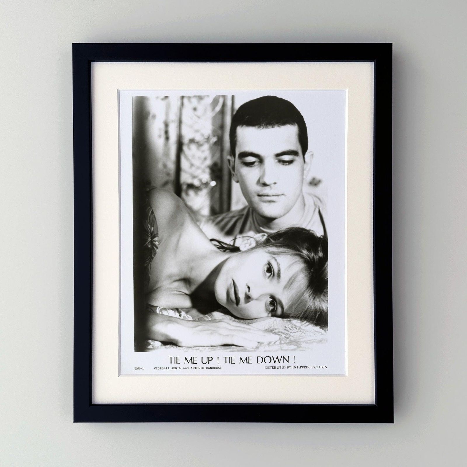 Photogramme de presse du film *Tie Me Up! Tie Me Down!* (1989), encadré photo furniture